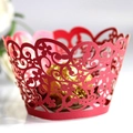 Eleganter roter lasergeschnittener Cupcake-Wrapper mit filigranem floralem Muster - Perlrot