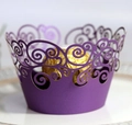 Detail der lasergeschnittenen dunkelvioletten Filigran-Cupcake-Hülle mit Wirbelmustern - 5cm / Dunkellila