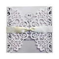 Elegante invitación de boda marfil cortada con láser con patrón floral y lazo - Blanco