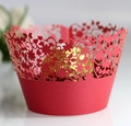 Rote Laser-Cut Cupcake-Förmchen mit Blumenmuster für die Dekoration von Hochzeitstorten - Perlrot