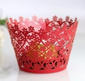 Rode lasergesneden cupcake wrappers met bloemen en hartjes voor feestelijke decor - Parelrood