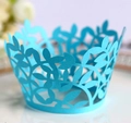 Detailaufnahme lasergeschnittener blauer Cupcake-Förmchen mit Blatt-Hohlmustern - Himmelblau