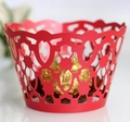 Macro-opname van rode lasergesneden cupcake wrapper met geometrische holle patronen - 5cm / Parelrood