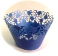 Détail de caissette à cupcake bleue découpée au laser avec motifs de cœurs évidés - 5cm / Bleu Saphir
