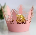 Dettaglio pirottino rosa tagliato al laser con fiocchi di neve e cioccolatino dorato - Rosa