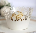 Gros plan d'une caissette à cupcake blanche découpée au laser avec motifs de cœurs - 5cm / Ivoire