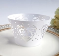 Elegante weiße lasergeschnittene Muffinform mit Herz-LOVE-Muster für Hochzeiten - Weiß