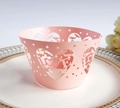Rosa Herz Laser-Cut Cupcake-Förmchen mit LOVE-Design auf weißem Keramikteller - Rosa