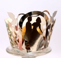 Laserschnitt-Cupcake-Förmchen in Silber mit romantischer Hochzeitssilhouette des Paares - Reflektierendes Silber