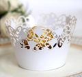Vue détaillée du moule à cupcake blanc découpé au laser avec motifs de cœurs et de vignes - Blanc