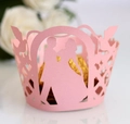 Makroaufnahme einer lasergeschnittenen rosa Hochzeitsmuffinhülle mit Paar-Silhouette - 5cm / Rosa