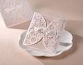 Lasergeschnittene florale Hochzeitseinladung mit weißer Hülle und rosa Innenkarte - Lasergeschnittene Weiße Schleife Einladung