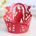 Rote Laser-Cut Cupcake Förmchen mit romantischem Paar und Tauben für Hochzeiten - Perlrot