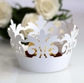 Makroansicht von weißen lasergeschnittenen Kronen-Cupcake-Förmchen mit goldenen Schokoladen - 5x5x8CM / Weiß
