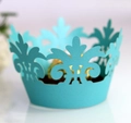 Makroaufnahme cyanfarbener Laser-Cupcake-Förmchen mit goldener Pralinenmitte - 5x5x8CM / Tiffany Blau