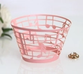Dettaglio dei pirottini per cupcake rosa tagliati al laser con note musicali e finitura - Rosa (WB-67)