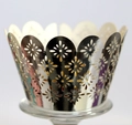 Detail von silberner, lasergeschnittener Tortenmanchette mit Blumenmuster und Wellenrand - Reflektierendes Silber