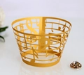 Detalle del envoltorio dorado para cupcakes cortado con láser con notas y pentagramas - Dorado