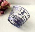 Dettaglio del pirottino per cupcake in carta viola perlata con note musicali traforate - Blu Zaffiro (WB-67)