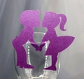 Détail de marque-places violets à paillettes découpés au laser pour déco de mariage - Violet foncé