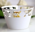 Dettaglio dei pirottini per cupcake in carta tagliata al laser con motivi floreali - 5cm / Bianco