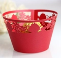 Dettaglio del pirottino per cupcake rosso tagliato al laser con motivi a teiera - 5cm / Rosso Perlato