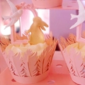 Rosa Laserschnitt-Muffinförmchen mit goldenen Hasen und weißen Vogel-Steckern - 5*5*8CM / Rosa
