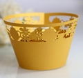 Dettaglio pirottini per cupcake dorati tagliati al laser con motivi floreali e teiere - 5cm / Oro