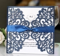 Invito di nozze blu navy tagliato al laser con fiocco di raso e dettagli floreali - Blu scuro