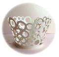Dettaglio macro dei pirottini per cupcake bianco perla con motivi geometrici intagliati - Stella Crema Gioiello