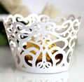 Dettaglio del pirottino bianco tagliato al laser con elegante pizzo per decorazioni di nozze - 5cm / Bianco