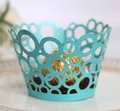 Dettaglio del pirottino per cupcake azzurro tagliato al laser con motivi traforati - Blu Tiffany