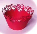 Détail de caissettes à cupcakes rouges découpées au laser avec motifs de cœur festifs - Rouge Perlé