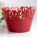 Vista macro di pirottini rossi tagliati al laser con cuori e scritta LOVE decorativa - 5cm / Rosso Perlato