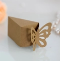 Macro-opname van bruine kraftpapier snoepdoos met lasergesneden vlinder en decoraties - Kraftpapier