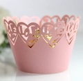 Dettaglio dell'involucro rosa per cupcake tagliato al laser con cuori e scritta LOVE - 5cm / Rosa