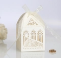 Détail boîte de mariage découpée au laser ivoire avec motifs d'église et ruban satiné - Ivoire