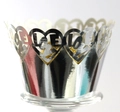 Dettaglio macro della decorazione per cupcake LOVE con cuore in argento tagliato a laser - Argento Riflettente