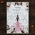 Detalle de invitación de boda cortada con láser con sobre calado y tarjeta floral - Blanco Juego Completo