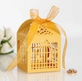 Détail boîte cadeau cage à oiseaux jaune découpée au laser avec ruban orange - Or