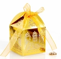 Détail de boîte à bonbons de mariage dorée découpée au laser avec motifs floraux - Or Réfléchissant
