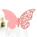 Détail du marque-place papillon rose découpé au laser avec motif floral sur verre à vin - Rose