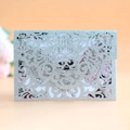 Détail du faire-part de mariage argenté à paillettes découpé au laser avec carte fleurie - Argent Pailleté