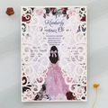 Detalle de invitación cortada con láser con motivos florales y elegante tema de XV Años - Marfil