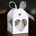 Détail de la boîte à bonbons ivoire avec motif de cœur découpé au laser et ruban blanc - Blanc