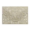 Détail du motif floral découpé au laser sur invitation de mariage dorée pailletée - Or Clair Pailleté