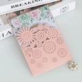 Detail einer lasergeschnittenen Hochzeitseinladung mit rosa Rosen und Perlen-Dekor - Hellrosa