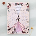 Detalle de invitación cortada con láser con motivos florales y encaje sobre tela azul - Rosa carne