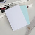 Biglietti d'invito minimalisti bianco e azzurro su una superficie di marmo - Guscio Bianco con Pagina Interna Blu Chiaro Perlato