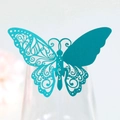 Carte papillon découpée au laser en bleu sarcelle sur le bord d'un verre transparent - Bleu Tiffany
